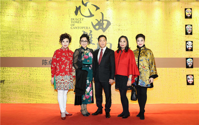 從左至右:中國戲劇梅花獎(jiǎng)得主曾慧,國家一級(jí)演員陳韻紅,陳卓林陸倩芳伉儷,廣東省戲劇家協(xié)會(huì)第十屆副主席蔣文端 從左至右:中國戲劇梅花獎(jiǎng)得主曾慧,國家一級(jí)演員陳韻紅,陳卓林陸倩芳伉儷,廣東省戲劇家協(xié)會(huì)第十屆副主席蔣文端